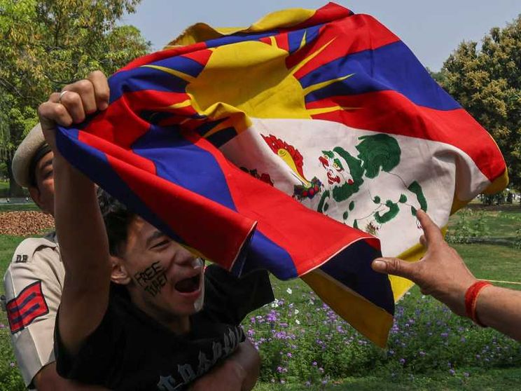 Personale di sicurezza indiano ferma un attivista del Congresso della Gioventù Tibetana (TYC) fuori dall'ambasciata cinese a Nuova Delhi, lo scorso 10 marzo