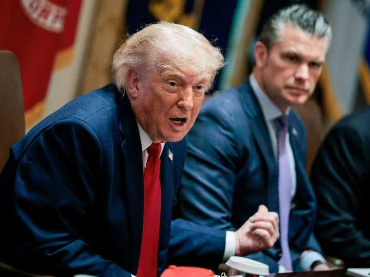 Il presidente degli Stati Uniti Donald Trump alla Casa Bianca con il segretario alla Difesa Pete Hegseth