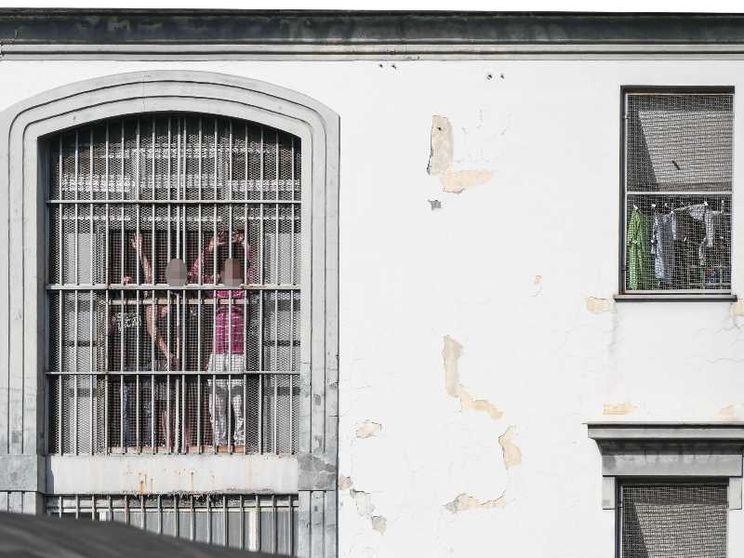 Troppi pochi agenti in carcere. A Poggioreale adesso salta anche la Messa