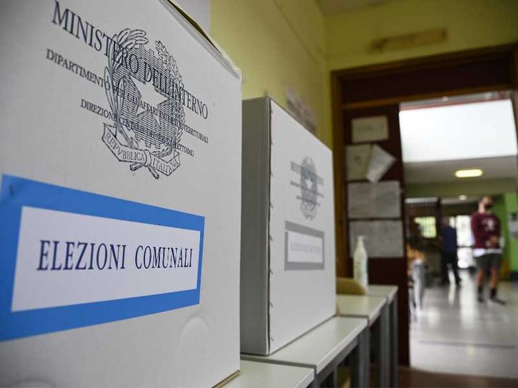 Un’urna per le elezioni comunali / Ansa
