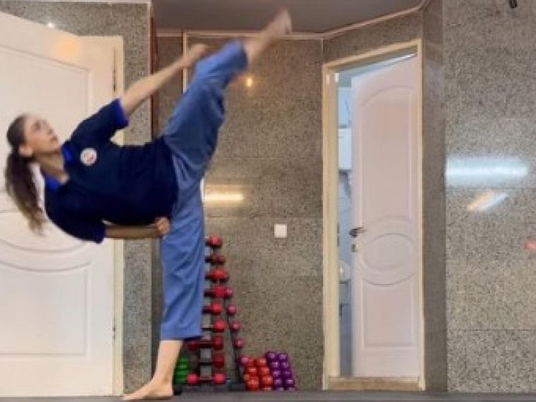 Iran, prima direttrice d'orchestra. Ma un'atleta nei guai per il velo