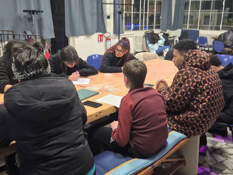 Un momento di confronto tra i ragazzi durante i laboratori di scrittura con il rap organizzati allo Spazio Nòva di Novara