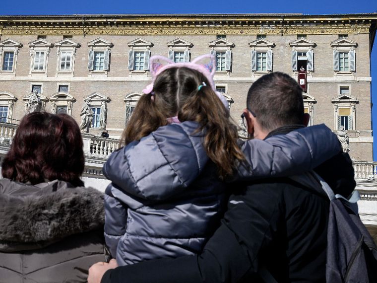 Il Papa all'Angelus: «Preghiamo per le famiglie che soffrono per le guerre»