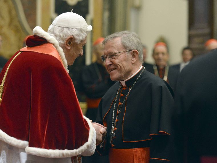 Papa Benedetto XVI e il cardinale Walter Kasper in occasione degli auguri di Natale alla Curia Romana. L’incontro avvenne il 21 dicembre del 2012 nella Sala Clementina