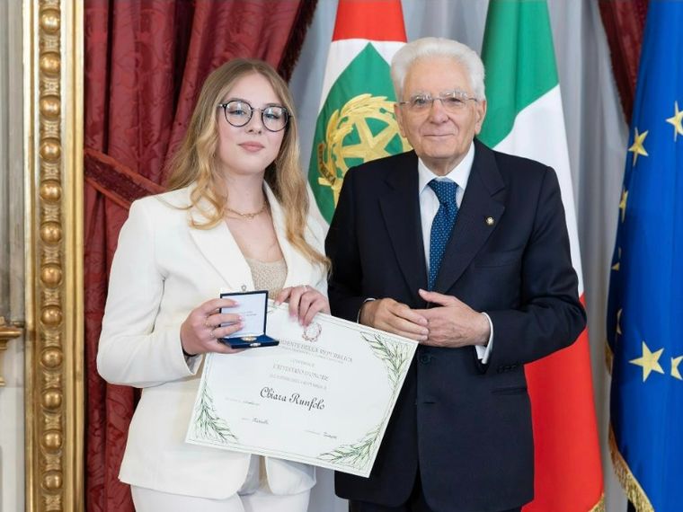 Chiara Runfolo con il presidente della Repubblica Sergio Mattarella durante la cerimonia di premiazione al Quirinale
