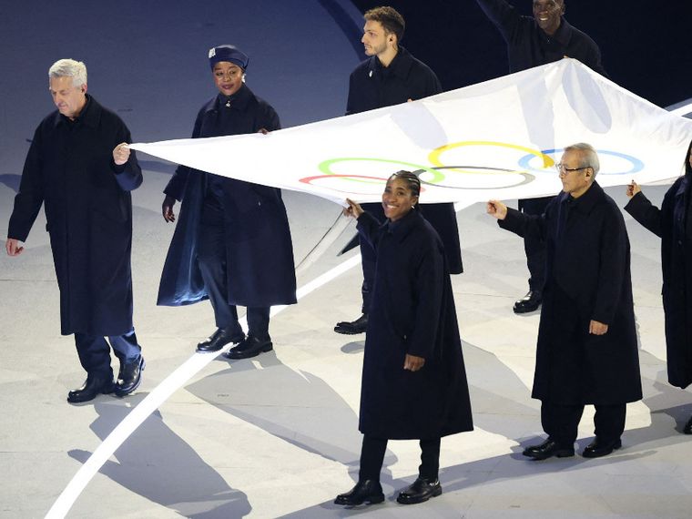 Filippo Grandi (il primo portabandiera a sinistra) durante la Cerimonia inaugurale