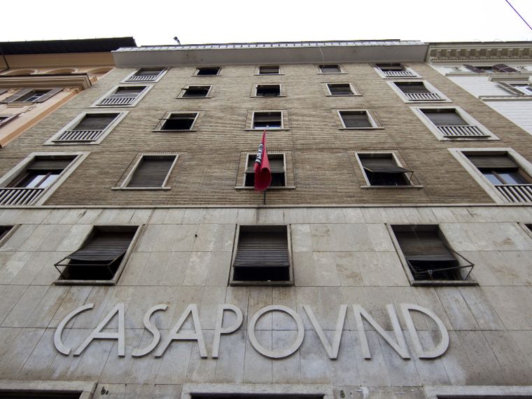 L'aggressione dopo un corteo, le accuse, la legge Scelba: dove nasce la sentenza su Casapound