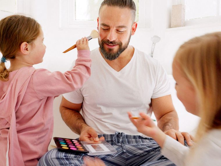 Due bimbe truccano il loro papà