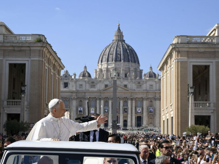 Papa Leone XIV con la Basilica di San Pietro sullo sfondo / VATICAN MEDIA