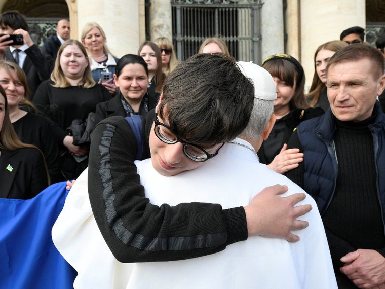 Leone XIV abbracciato da Victor Mocreac, lo studente ucraino che ha lo zio catturato dai russi