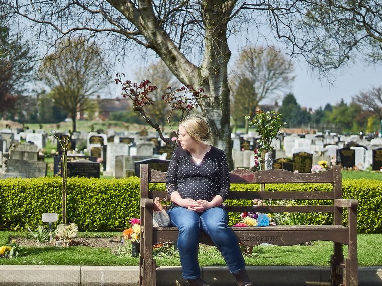 Una giovane donna sola, al cimitero