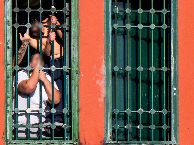 Alcuni detenuti che si affacciano dalle celle del carcere minorile Beccaria di Milano. Ansa /Andrea Fasani