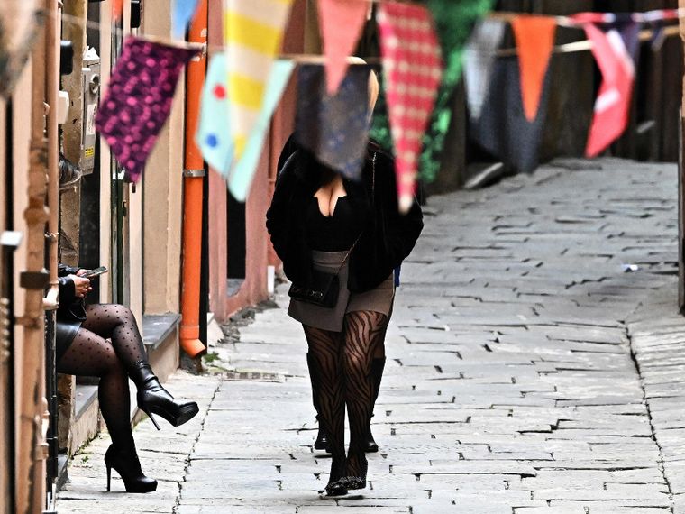 «Paga le tasse»: così la prostituzione si trasforma in "lavoro"?