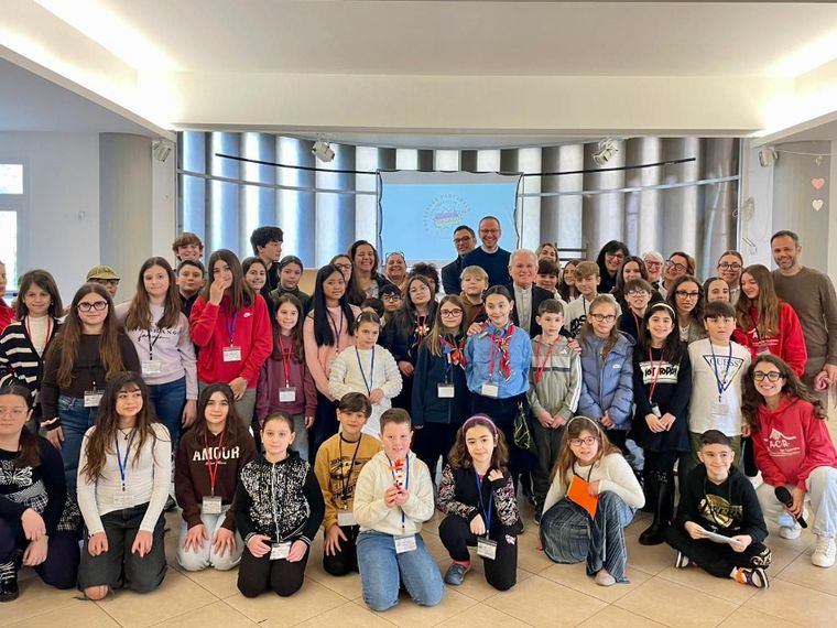 Il vescovo Crociata (al centro) con i partecipanti al Consiglio pastorale dei ragazzi a Cisterna di Latina