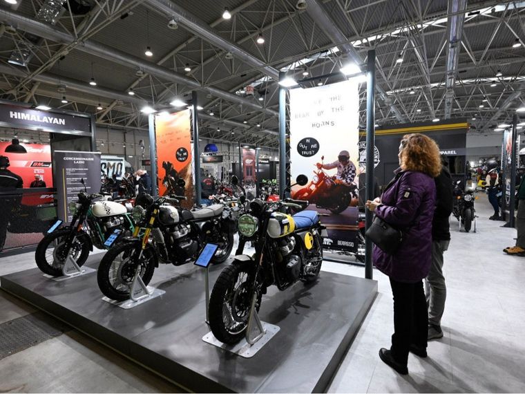 Tre moto esposte nell'edizione 2025 di Motodays, con visitatori che l'ammirano