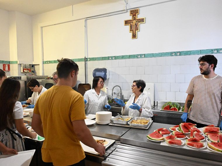 Indossiamo il grembiule del servizio e della prossimità