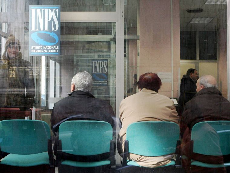 L'Italia non dovrà versare assegni sociali ai cittadini stranieri, anche se regolari