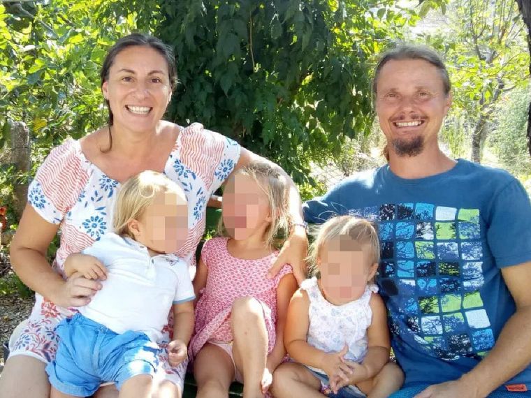 Uno scatto della famiglia anglo-australiana, che viveva nel bosco di Palmoli, in provincia di Chieti, pubblicato sul sito web della mamma, Catherine Louise Birmingham