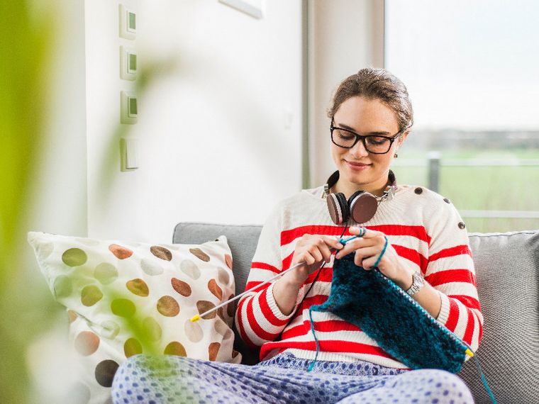 Una ragazza che sferruzza