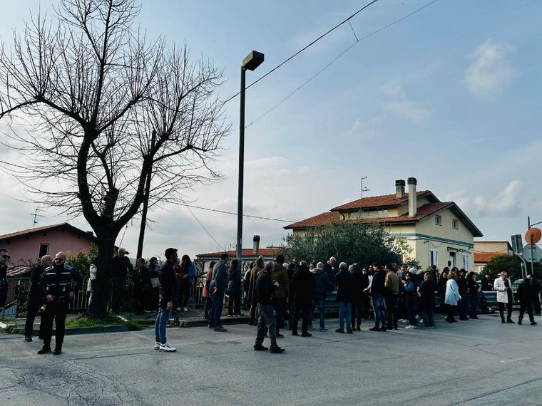 La fiaccolata davanti alla casa famiglia di Vasto che ospita i figli di Catherine Birmingham e Nathan Trevallion, per contestare la decisione di allontanare la madre della "famiglia del bosco" dai suoi bambini / ANSA