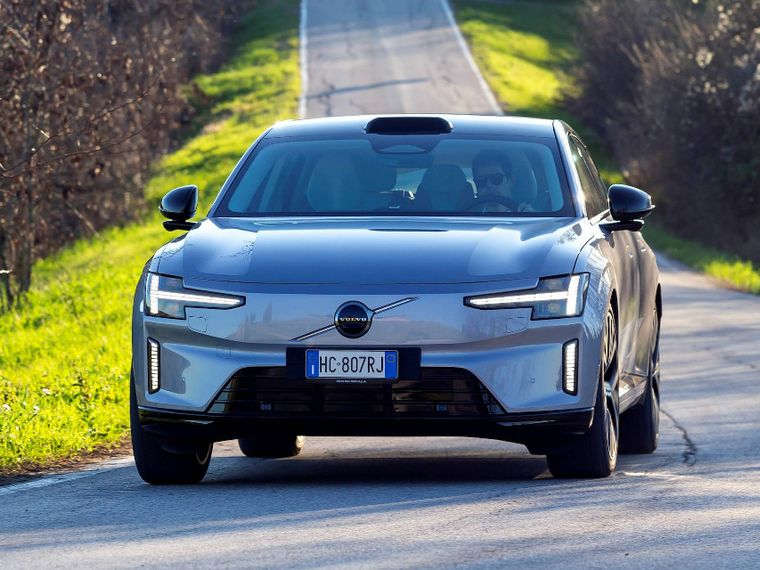 Mezzo pieno in 10 minuti: Volvo ES90 cambia le regole del gioco