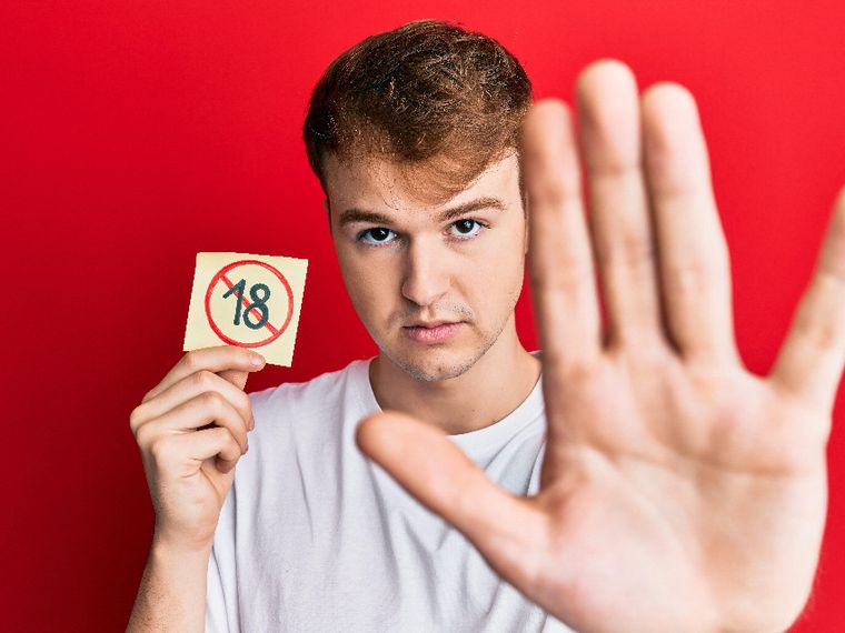 Avere 18 anni, oggi: niente patente, il sogno di un lavoro “ricco” e di tempo libero