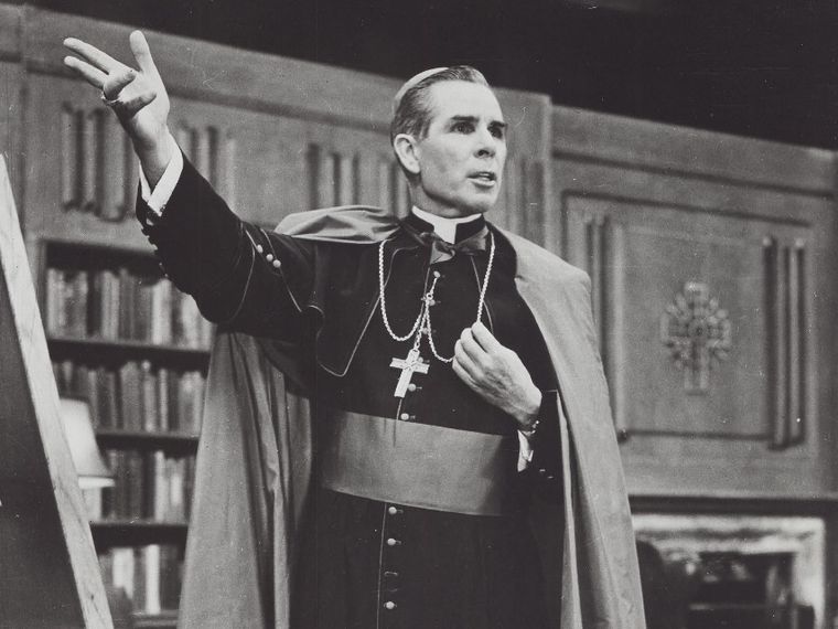«La vita merita di essere vissuta». Così Fulton Sheen portò Dio in tv e non solo
