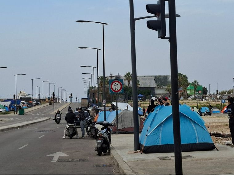 Un milione di sfollati nel Libano sotto le bombe. E per migranti e fragili c'è solo la strada