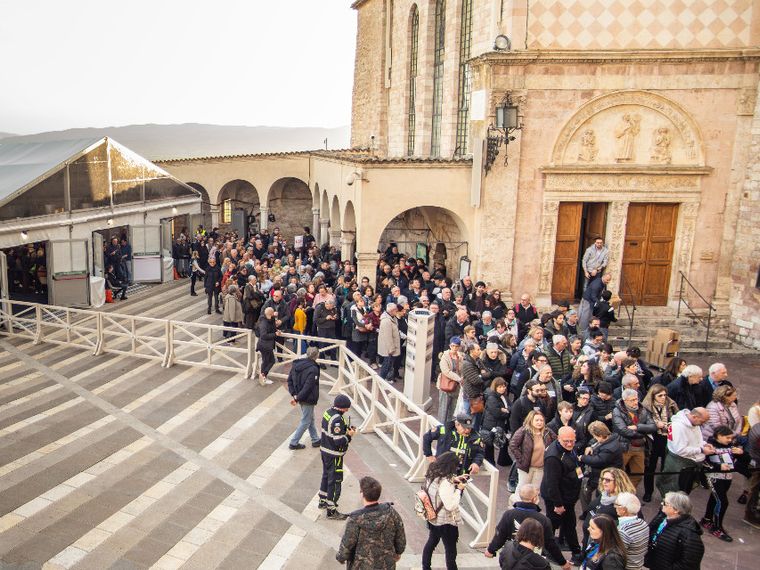 La folla assiepata davanti all'ingresso della Chiesa inferiore della Basilica di Assisi, in attesa di pregare davanti alle ossa di san Francesco