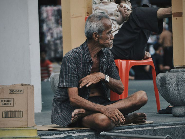 La prima generazione di stranieri in Italia sta invecchiando e fatica a curarsi