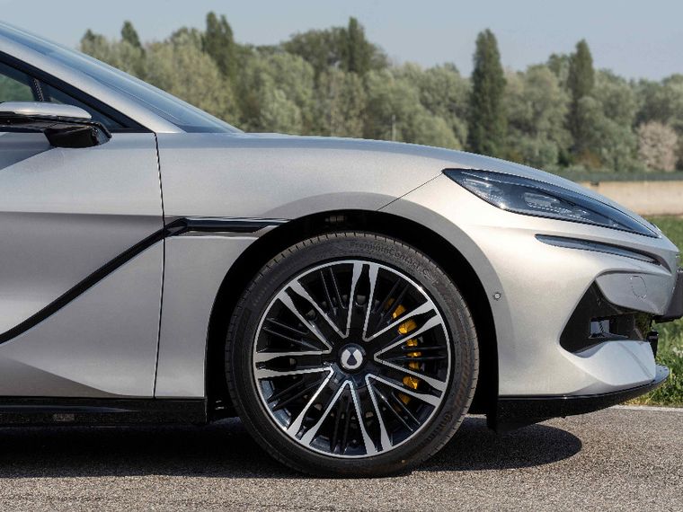 Meno di 10 minuti per la ricarica: c'è un'auto elettrica che abbatte i preconcetti