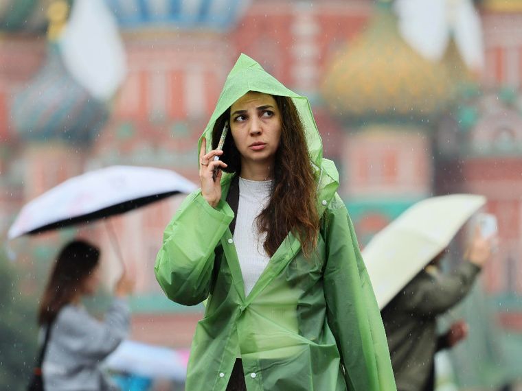 Una donna sulla Piazza Rossa di Mosca