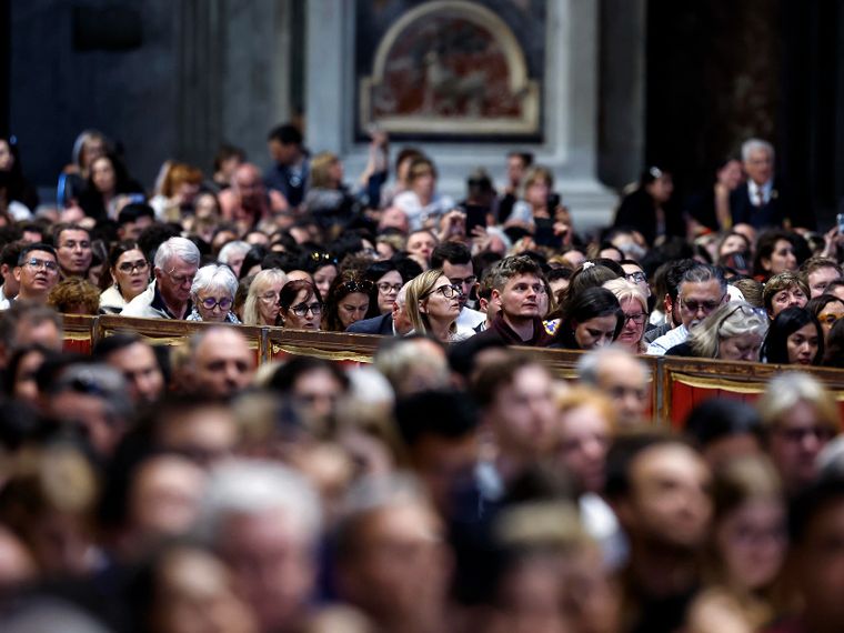 La folla in San Pietro per la preghiera di ieri col Papa