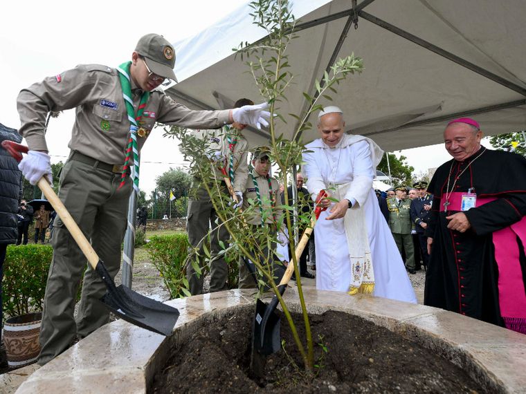 Il Papa sui passi di Agostino: «Dio è straziato dalle guerre e non sta con i prepotenti»