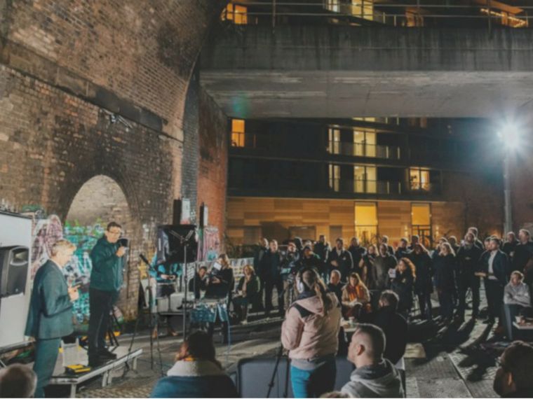 Una delle riunioni preliminari alla realizzaziome dell’Embassy Village, sotto il ponte della ferrovia di Manchester / Embassy