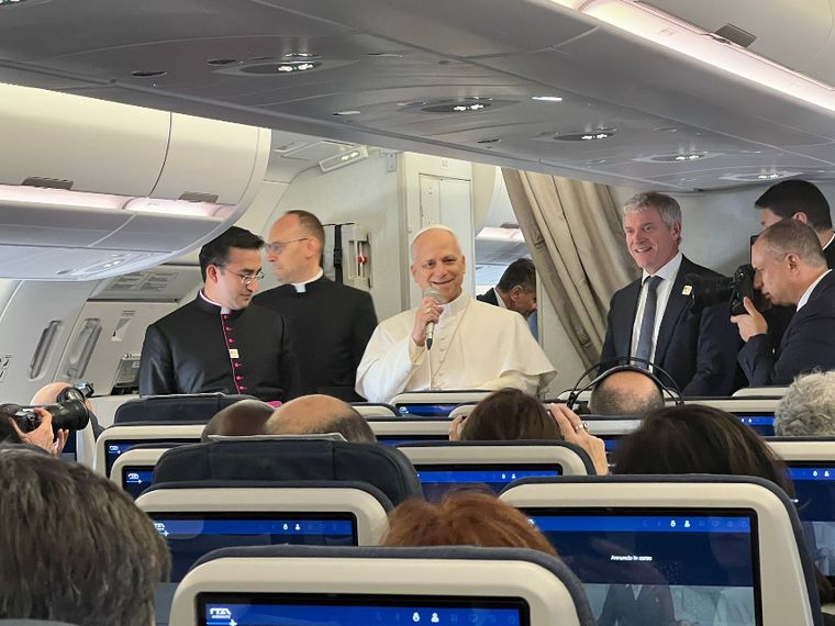 Papa Leone XIV sull'aereo che lo ha portato da Algeri a Yaoundé in Camerun