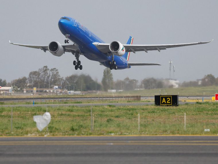 Perché l'Europa rischia davvero di restare a terra: la metà del "jet fuel" arriva dal Golfo