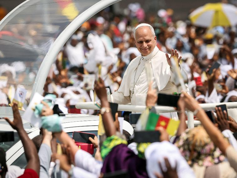 Il Papa in Camerun: «C’è fame di pace. E di quel cibo rubato da chi si ingozza»