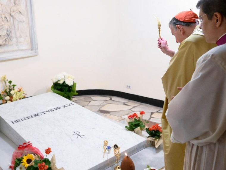 Il cardinale Koch davanti alla tomba di Benedetto XVI nelle Grotte Vaticane dopo la Messa di suffragio nella Basilica di San Pietro il 16 aprile  /Vatican Media