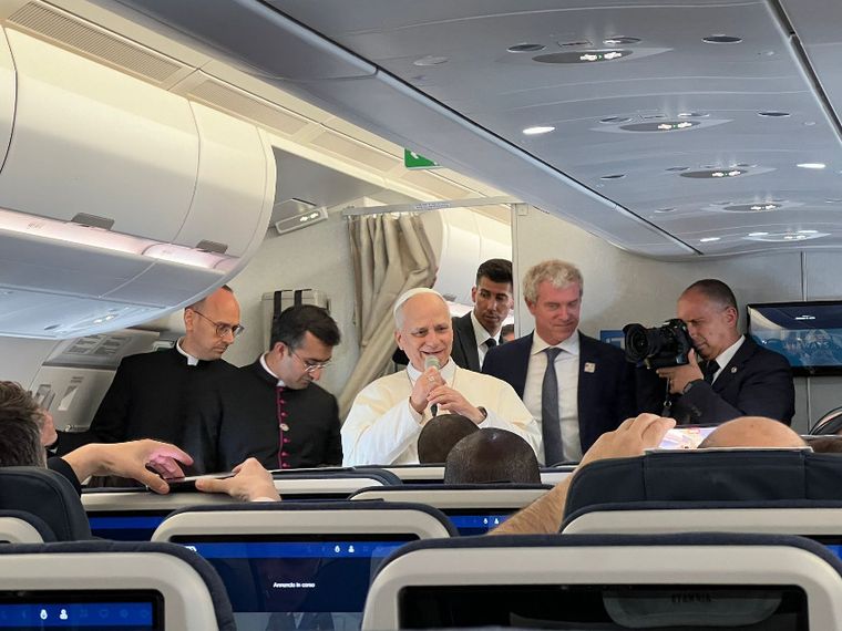 Il video del Papa in aereo: «Non mi interessa dibattere con Trump»