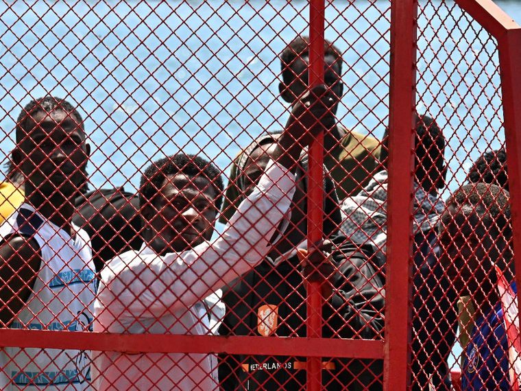 La "remigrazione" nel decreto: scontro sul premio ai rimpatri