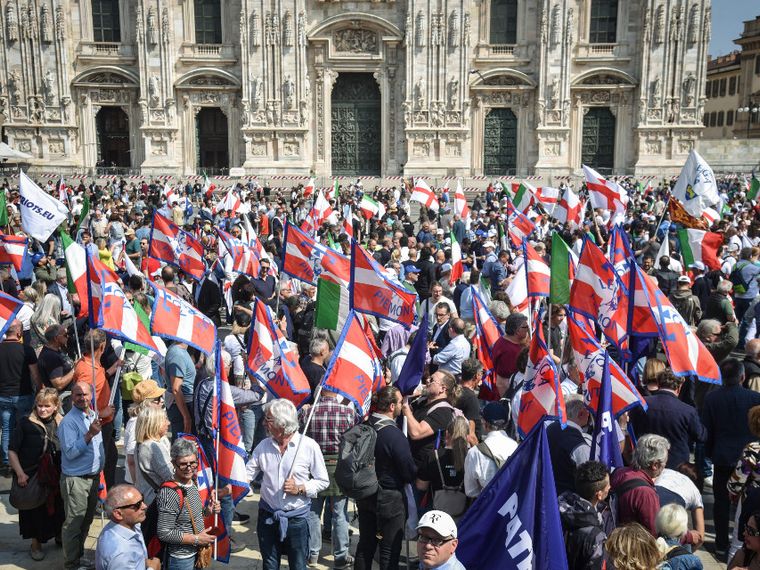 No all'Europa, sì alla remigrazione: in piazza a Milano l'ultima versione della destra nazionalista