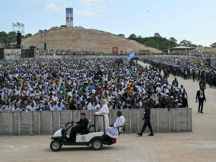 Dall’Angola ferita l’appello del Papa per la pace nel mondo. «È l’amore che deve trionfare, non la guerra»