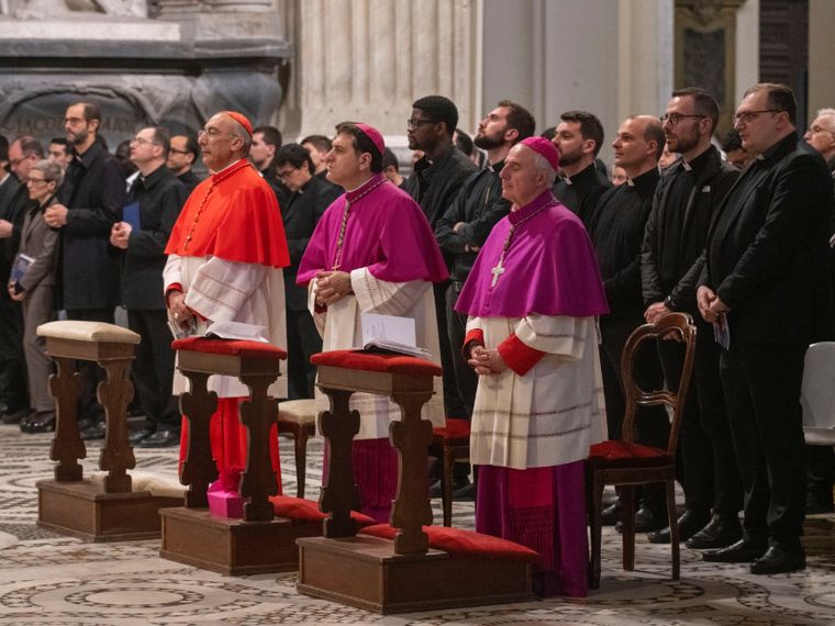 Reina e alcuni ordinandi alla veglia di preghiera per le vocazioni, venerdì in Basilica Lateranense