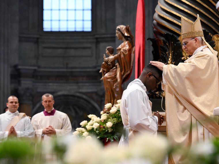 Un momento del rito di ordinazione di dieci nuovi sacerdoti nella Basilica di San Pietro, nella Domenica del Buon Pastore, 26 aprile 2026