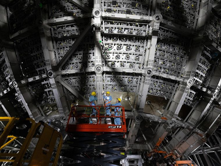 La Cina ha costruito il più grande rivelatore sferico trasparente al mondo a 700 metri di profondità