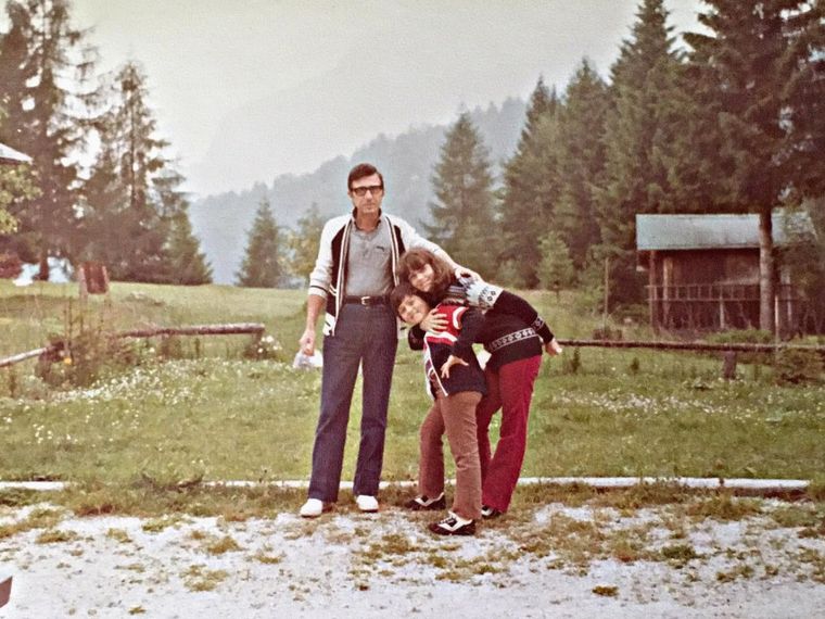 Il direttore dell’Ufficio del Registro di Foggia, Francesco Marcone, assieme ai figli Daniela e Paolo nella foto di famiglia scelta come copertina per il docufilm che racconta la storia del suo omicidio
