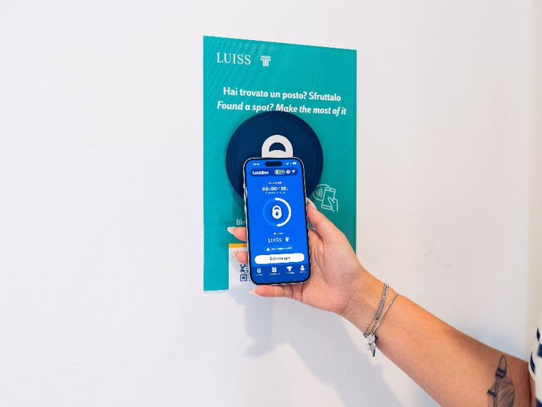 Gli universitari italiani hanno iniziato a vietarsi il cellulare da soli