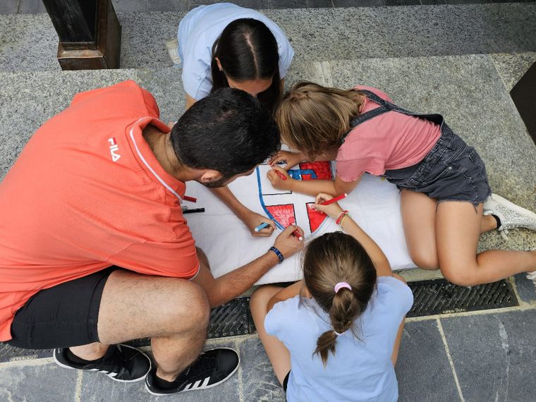 Una famiglia durante un'attività di gioco e confronto