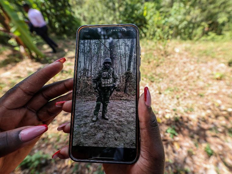 Una foto del kenyano Charles Waithaka Wangari in uniforme russo: uno dei molti giovani africani morti nel conflitto in Ucraina / ANSA